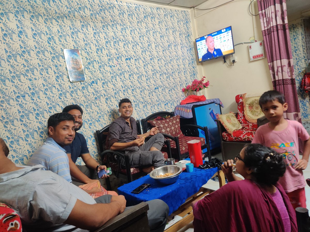 EmranHossenRaf1's tweet photo. আমাদের সন্ধ্যাকালীন আড্ডার গল্প...!
ছুটিতে বাড়ি ফিরলেই একটা জায়গায় যেন টান অনুভব করি—আমার নূর উল্ল্যাহ কাকার ঘর। বলতে গেলে, ছুটির সবচেয়ে বেশি আড্ডা জমে এই ঘরেই। https://t.co/HNFzbpTvwS
