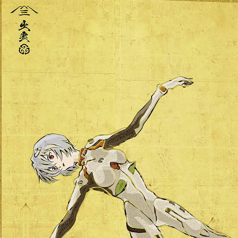 eva_store's tweet photo. 【オンライン】《ピックアップ》
『EVANGELION風神雷神図屏風』より「風神図：零号機/レイ」をご紹介。
https://t.co/87nu0tyekx

「風神図：零号機/レイ」では、人々を守る大いなる力を象徴する風神に、世界を守る存在である零号機を重ねて表現しました。
その前を漂う綾波レイは、空虚さを内包しながらも毅然と立ち、成長の途上で掴みきれない目的に手を伸ばす姿として描かれています。

屏風手前にお手持ちのフィギュアなどを配置すればこれまでにない立体的な情景演出が可能となり、和の空間に新たな物語性をもたらします。

節句人形職人の技と高級ジークレー印刷が織りなす圧倒的な美を、ぜひお手元でご堪能ください✨
#エヴァストア