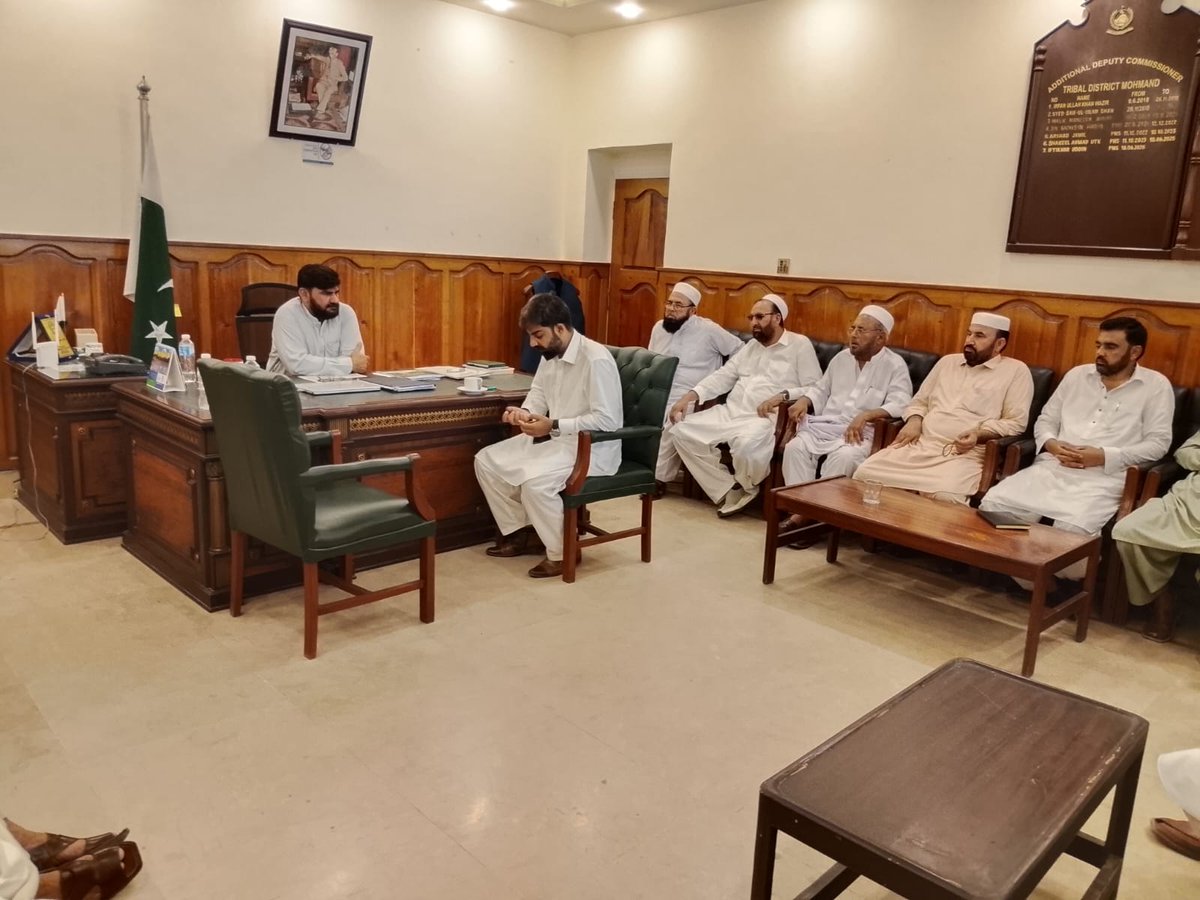 dc_mohmand's tweet photo. حکومتِ خیبر پختونخوا کے عوامی ایجنڈا کے تحت آج ایڈیشنل ڈپٹی کمشنر (جنرل) مہمند نے اپنے دفتر میں ضلع مہمند کے مختلف قبائل کے معزز عمائدین سے ملاقات کی۔ ملاقات کے دوران قبائلی مشران نے اپنے علاقوں کے مسائل اور تجاویز اے ڈی سی (جنرل) کے سامنے پیش کیں۔ https://t.co/Lji0TpQJWx