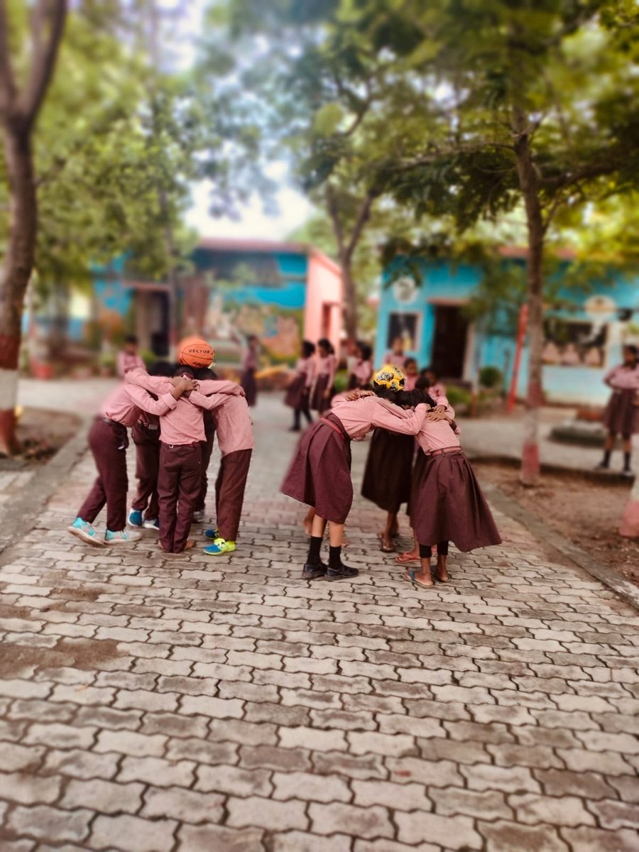 basicshiksha_up's tweet photo. सरोजनीनगर विकासखंड के कंपोजिट विद्यालय पहाड़पुर में बच्चे Balancing Activity के माध्यम से संतुलन, एकाग्रता और शारीरिक समन्वय जैसे महत्वपूर्ण कौशल विकसित कर रहे हैं।

खेल-खेल में सीखने की यह प्रक्रिया बच्चों के सर्वांगीण विकास को नई दिशा दे रही है।

#SchoolEducation #SamagraShiksha #BasicEducationUP #BasicShikshaUP