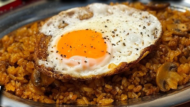 livedoornews's tweet photo. 【煮込み不要】ハヤシルウ1個で作る「焼きハヤシめし」
https://t.co/lFxxKIA5gp

フライパン一つでサクッと作れるアイデアレシピ。煮込む手間を省き、余熱でルウを溶かすのがポイントとのことです。忙しい日のランチや、少しだけハヤシライスを食べたい時にもぴったりな一皿です。 https://t.co/ZnnsU9joNd