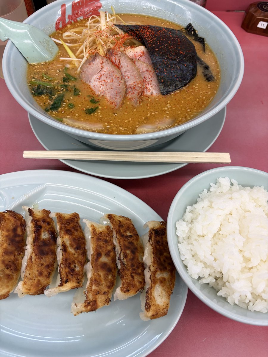 tedriceball1127's tweet photo. 昨日の夕飯～🍚
久しぶりの山岡家🍜特製辛味噌、餃子、ライス
行ったけど、割ときつかった💦歳を実感した、今日この頃～💦

 #宇宙猫食堂 https://t.co/8s345ybePp