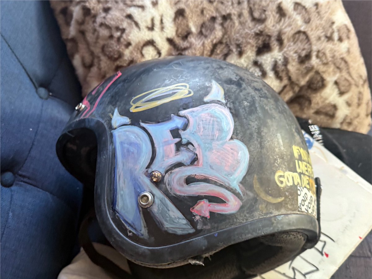 ciggareb's tweet photo. sped helmet https://t.co/DH3sxpNOPA