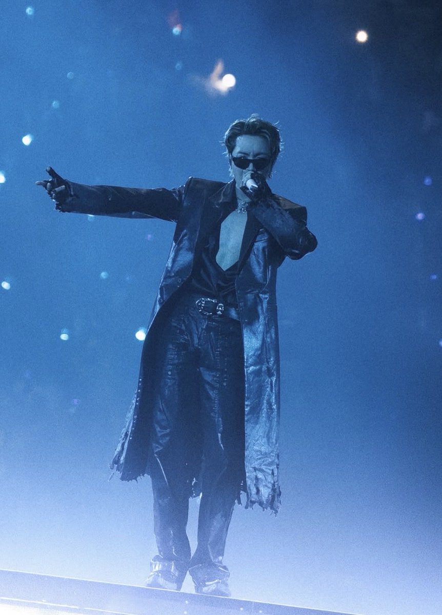 thejhopebeat's tweet photo. when i say this look is going down in the history books 🔥 https://t.co/qRRFjskvo1