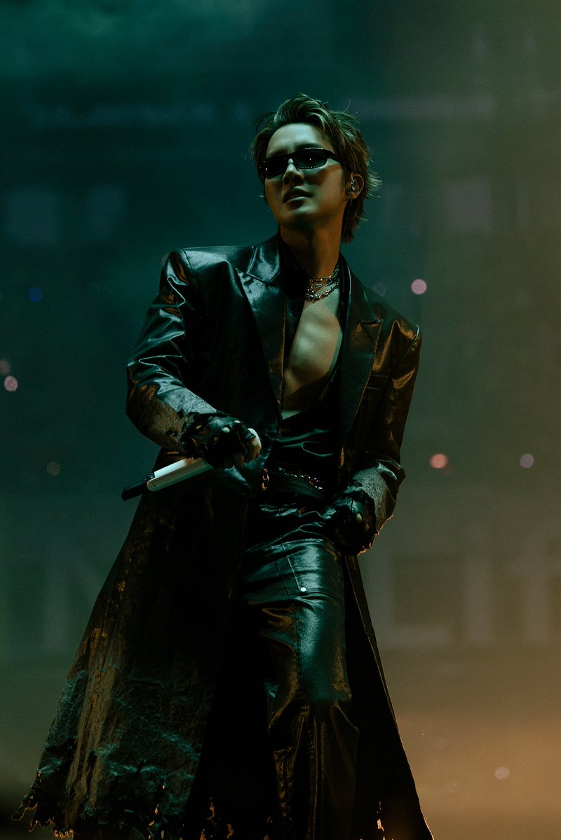 thejhopebeat's tweet photo. when i say this look is going down in the history books 🔥 https://t.co/qRRFjskvo1