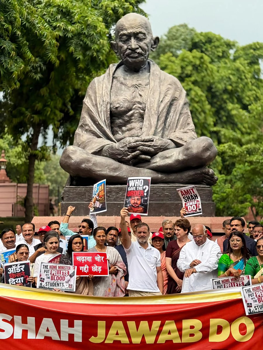 Tasleem1996's tweet photo. लोकसभा में विपक्ष की बुलंद आवाज़—

छात्रों के भविष्य के साथ अन्याय के खिलाफ!
भ्रष्टाचार और चंदा घोटालों के खिलाफ!
लोकतांत्रिक अधिकारों को कुचलने की कोशिशों के खिलाफ!

#RahulGandhi #indiannationalcongressparty 
 #जनसेवा https://t.co/mQmB5qJtsZ