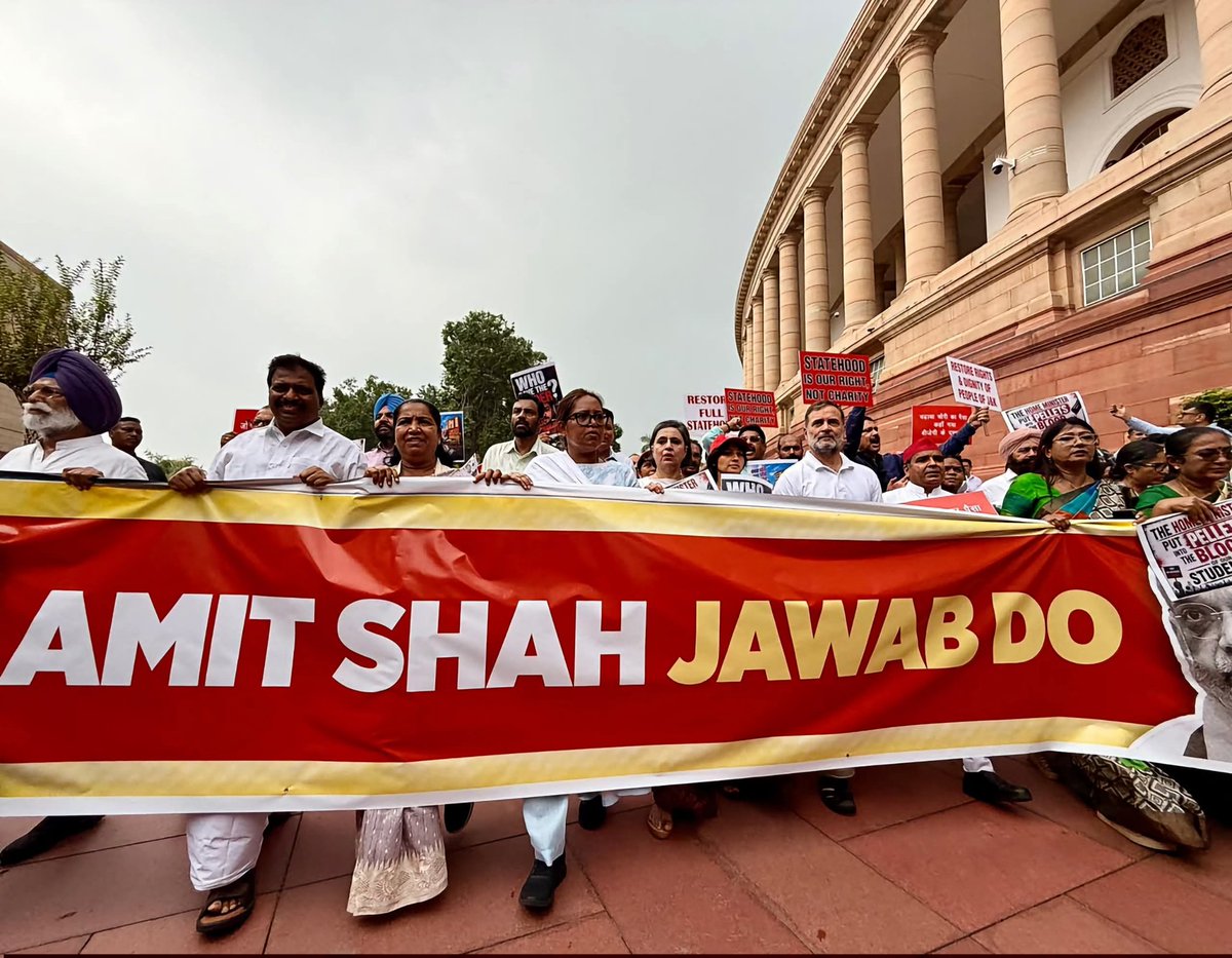 Tasleem1996's tweet photo. लोकसभा में विपक्ष की बुलंद आवाज़—

छात्रों के भविष्य के साथ अन्याय के खिलाफ!
भ्रष्टाचार और चंदा घोटालों के खिलाफ!
लोकतांत्रिक अधिकारों को कुचलने की कोशिशों के खिलाफ!

#RahulGandhi #indiannationalcongressparty 
 #जनसेवा https://t.co/mQmB5qJtsZ