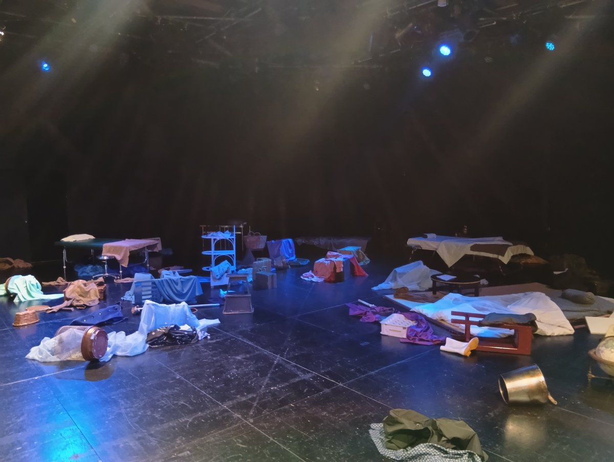 mainichi_stage's tweet photo. 広島と長崎への原爆投下から81年。文学座有志による自主企画公演「マリアの首　　幻に長崎を想う曲」（田中千禾夫作、水野玲子潤色・演出）に込められた祈りが、戦火やまぬ世界に響きます。9日まで。（が）
#マリアの首　#文学座有志　#田中千禾夫 https://t.co/deviPB626B
