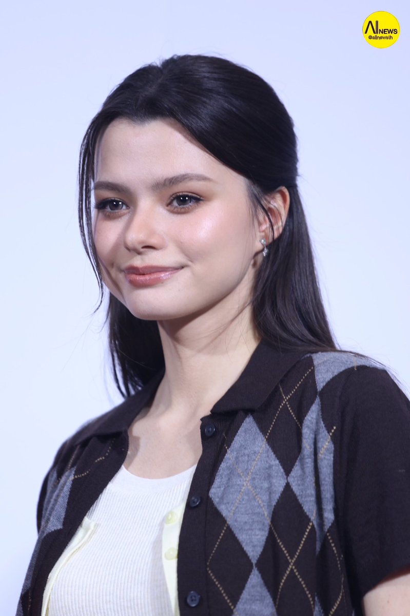 AllNews_th's tweet photo. คนสวย สวยมาก! "เบ็คกี้ รีเบคก้า" ร่วมเปิดตัวคอลเลคชัน UNIQLO 2026 Fall/Winter สะท้อนตัวตนผ่านการใช้ชีวิตอย่างมีสไตล์ ภายใต้คอนเซปต์ "Modern City Feelings"

REBECCA X UNIQLO FW
#BeckyxUNIQLO2026FW
#Beckysangels #BeckyArmstrong
#UNIQLO2026FW #LifeWear
#UniqloThailand https://t.co/OTtuo4Fopm