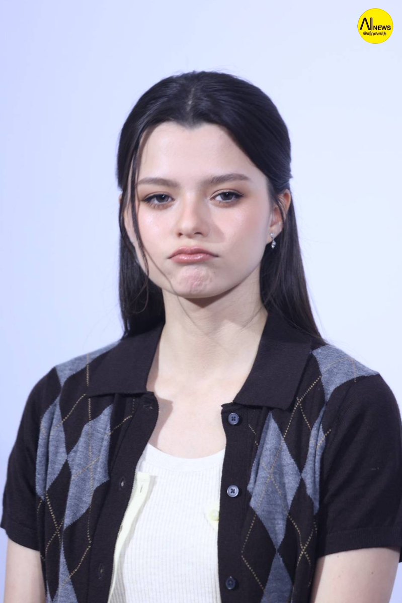 AllNews_th's tweet photo. คนสวย สวยมาก! "เบ็คกี้ รีเบคก้า" ร่วมเปิดตัวคอลเลคชัน UNIQLO 2026 Fall/Winter สะท้อนตัวตนผ่านการใช้ชีวิตอย่างมีสไตล์ ภายใต้คอนเซปต์ "Modern City Feelings"

REBECCA X UNIQLO FW
#BeckyxUNIQLO2026FW
#Beckysangels #BeckyArmstrong
#UNIQLO2026FW #LifeWear
#UniqloThailand https://t.co/OTtuo4Fopm
