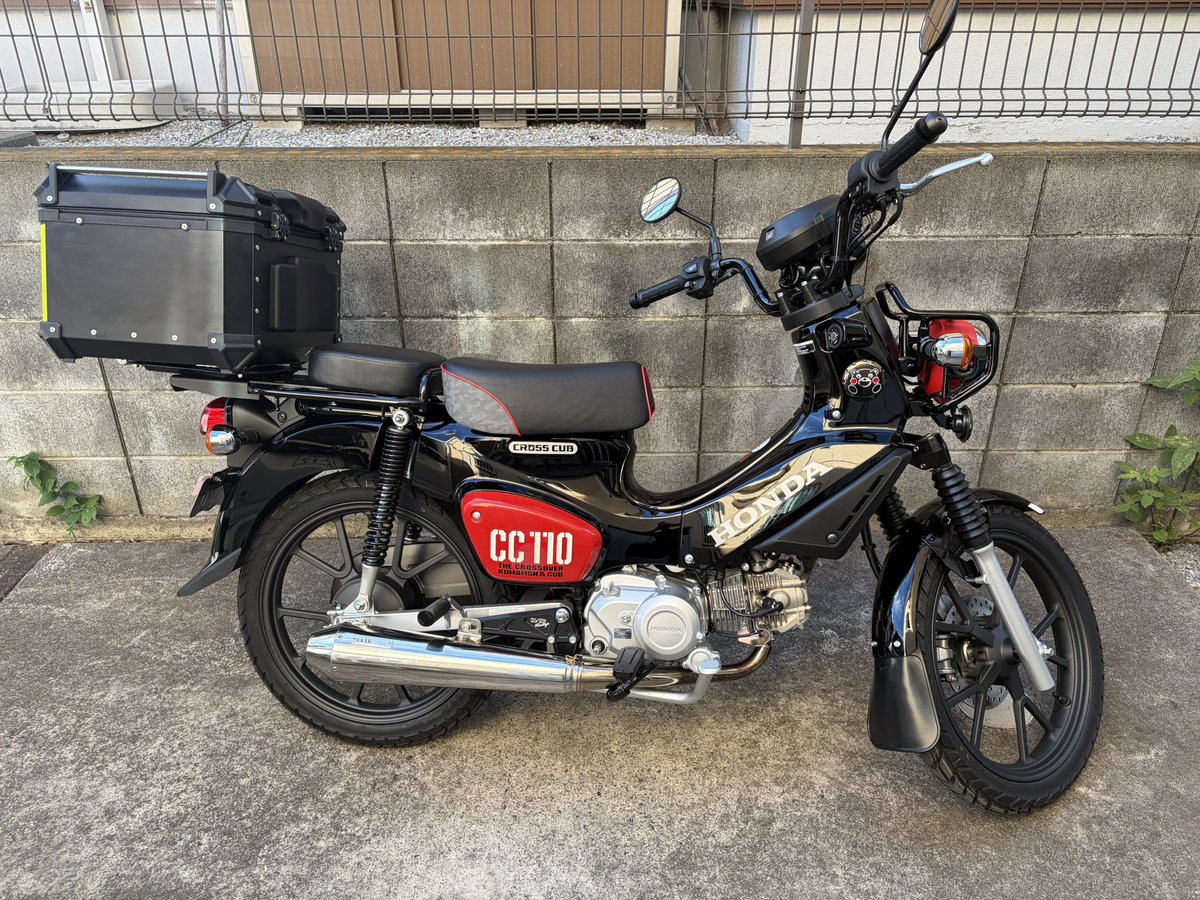 leather37656808's tweet photo. 納車して2日目。
フォグは時間ある時にでも。

とりあえずキャリア関係とマフラー完了。

サイドスタンドは噂通りめっちゃ倒れるので近々リアサスと交換予定。

さすがoverいい音とハギレ音
スマホじゃ伝わらんな… https://t.co/eXidjA0DMF