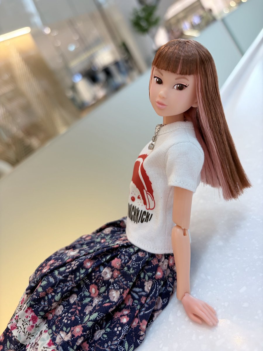 oneDmissing_TW's tweet photo. Thailand is so hot. Time to grab a coffee first!
#momokodoll https://t.co/yDfhGxlHaR