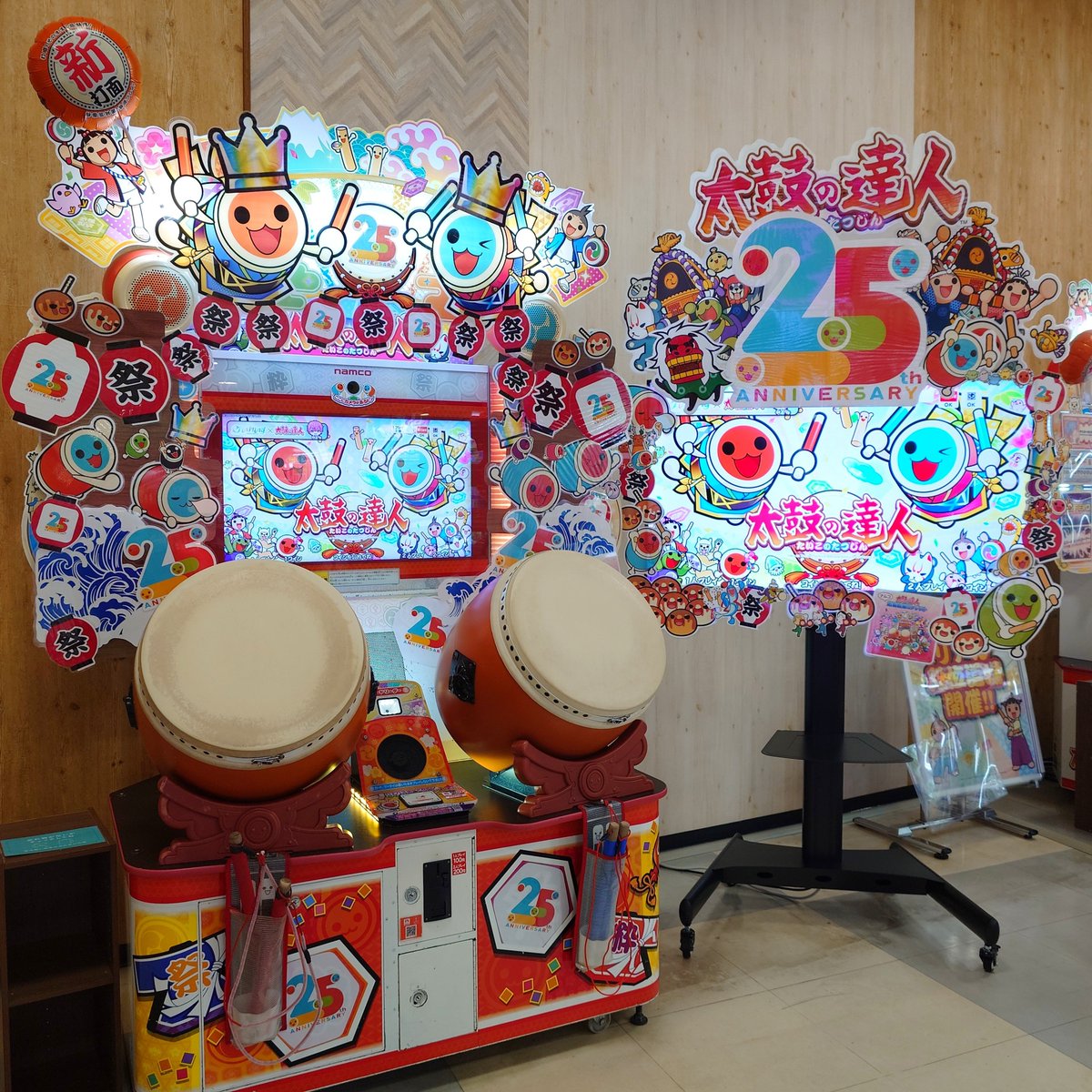 namco_tsurumi's tweet photo. 現場にいたドンだーの皆さんご協力ありがとうございました！鶴見緑地はこれで滑り込みエントリーさせていただきました！

25周年おめでとうだドーン🎊🎂🎉
(みんな写真撮って投稿してね…)
#ナムコ太鼓の達人装飾コンテスト
#太鼓の達人25周年
#taiko765
#中の人一号 https://t.co/WjUd982WKN