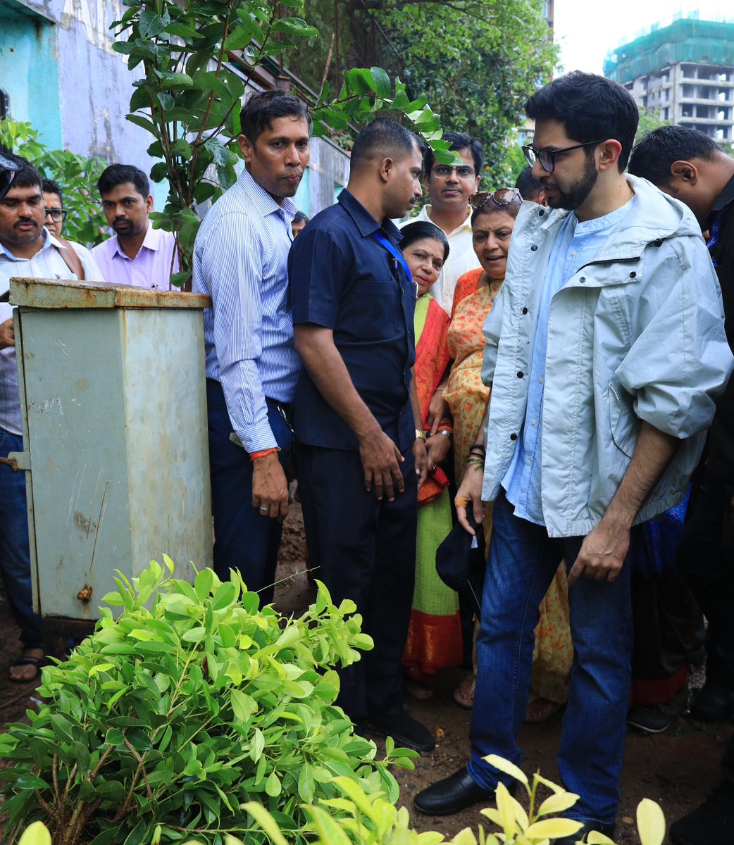 AUThackeray's tweet photo. शिवसेना उपनेत्या, नगरसेविका विशाखा राऊत जी ह्यांच्यावतीने 'स्वच्छ शिवाजी पार्क, सुंदर शिवाजी पार्क' संकल्पनेअतंर्गत दादर येथील शिवाजी पार्क मैदान स्वच्छ व सुंदर दिसावे ह्या हेतूने ४०० फुलझाडे व फळझाडे लावण्याची मोहीम राबवण्यात आली. ह्यावेळी सहभागी होऊन वृक्षारोपण केले.

———————

Initiated a tree plantation drive of about 400 trees (fruits and flowering) for Chhatrapati Shivaji Maharaj Park and its vicinity, thanks to the initiative taken by Corporator @vishakharaut13 ji.