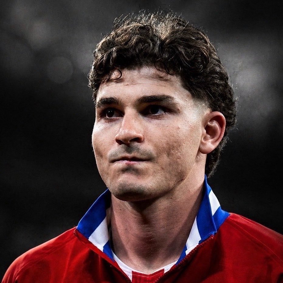 Forca_Fcb's tweet photo. فيرناندو بولو:

وضع جوليان يشبه مباراة شطرنج، برشلونة وأتلتيكو يراقبان تحركات بعضهما البعض بدقة متناهية، لأن أي خطأ قد يمنح الخصم الأفضلية

هناك أمر واحد يرفضه برشلونة رفض قاطع وهو الاستسلام. اتلتيكو يعتقد ان افضل شيء سيكون بيعه الى باريس أو ارسنال لأنهم بذلك سيتخلصوا من صداع يومي، ويتجنبوا تعزيز منافس مباشر في ويحققوا ربحاً كبيراً.

كي يحدث ذلك، يجب أن ينهار مستقبل ألفاريز في برشلونة. ألفاريز يرفض بشكل قاطع الانتقال الى اي فريق غير البارسا في الوقت الحالي

برشلونة يعتقد أنه إذا تفاقم وضع جوليان واستمر الصراع، فقد يوافق اتلتيكو في النهاية على بيعه للتخلص من لاعب قد يُشكل مشكلة لهم، خاصة إذا انقلبت الجماهير ضده.

الإبقاء على نجم يدخل الملعب ليقابل بصيحات استهجان من جماهيره ليس السيناريو الأمثل. برشلونة يعلم أن حلم جوليان هو اللعب في الكامب نو، وأنه بذل جهوداً جبارة لتحقيق ذلك. 

إذا استسلم برشلونة الآن، فقد يخسره إلى الأبد. لذا، عليهم مواصلة لعب مباراة الشطرنج