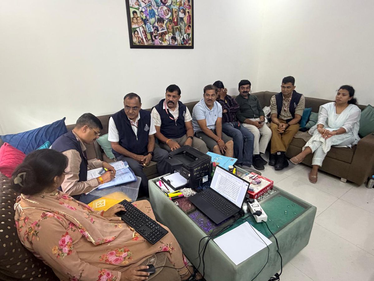 Eow_MP's tweet photo. आर्थिक अपराध प्रकोष्ठ (EOW) इंदौर द्वारा एम.वाय.एच. हॉस्पिटल इंदौर में फार्मासिस्ट पद पर पदस्थर राकेश गोरखे के विरूद्ध आय से अधिक संपत्ति के मामले में छापा कार्यवाही की गई, जिसमें आरोपी के नाम से बडे पैमाने पर चल-अचल संपत्ति की जानकारी उजागर हुई। https://t.co/KgiBiZEk6D