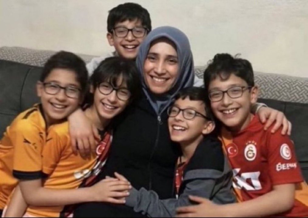 TutsakBebekler's tweet photo. Beşizler ve ablaları Vildan 3 yıl süren ayrılık sonrası anneleri Nurcan Arslan'a kavuştular.

Babalarının ise haksız tutukluluğu sürüyor. AİHM kararları suçsuzluğunu ispatladı, tahliye edilmelidir.
@ilay_aksoy https://t.co/alk9rie2FJ