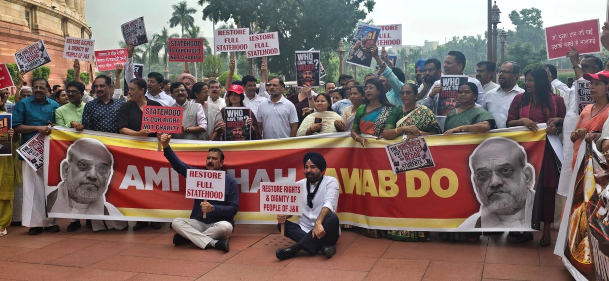 JKNC_'s tweet photo. INC leaders Rahul Gandhi, M Kharge &amp; the INDIA Bloc MPs join JKNC MPs @ChowdryRamzan, @KichlooSajjad &amp; @oberoi_shammi demanding  restoration of full statehood to J&amp;K outside the Parliament of India. https://t.co/yMxrtw9cWv