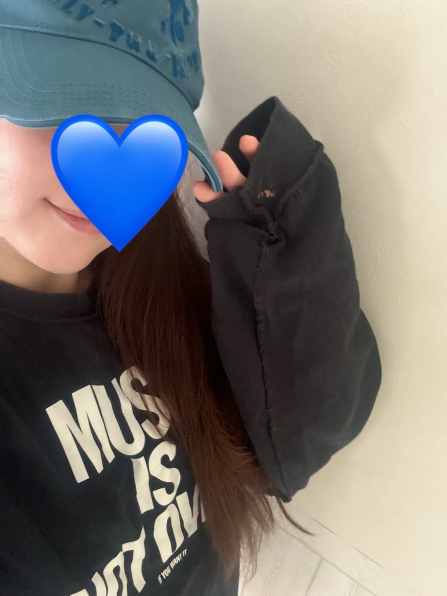 dm49065418's tweet photo. もんたの私物👃👃してるだけで着てない‼︎と思って着てみたの🤩
完全彼氏サイズ！帽子ももんたサイズそのまま被ったらでっかかったぁ💙

ロンTもんたが着てたのよく見てたから
激アツ‼︎しかも意外に似合う！愛用するねありがとうもんたぁ💙涼しくなったらもんたセットでLIVE行きたいな⤴️＠7Montaz https://t.co/uneiPxm3aS