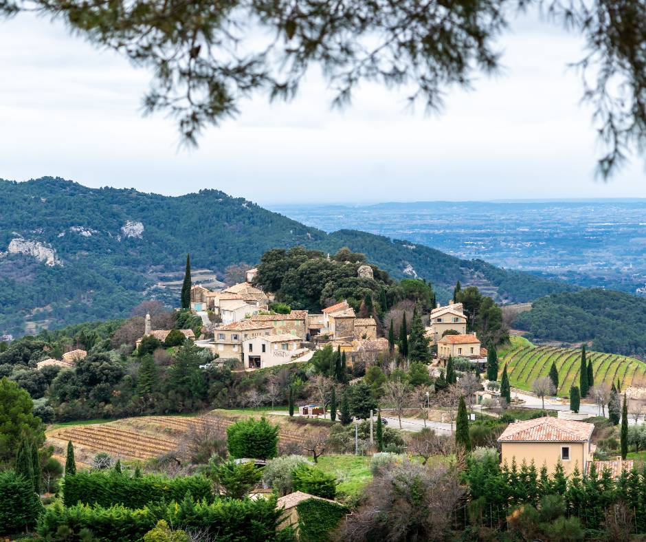 MaRegionSud's tweet photo. C'est l'heure du QuizTown ! 🔍

Je suis un village du Vaucluse, accroché aux flancs du Mont Ventoux, entre vignes de Gigondas et dentelles de Montmirail.
 
On vient chez moi pour les panoramas à couper le souffle sur les sommets alentour et mon village médiéval tout droit sorti d'une carte postale.
 
Et ce vendredi, je serai sous les projecteurs : le Tour de France Femmes passera par mes routes, offrant au peloton et aux spectateurs un décor provençal saisissant. 
 
Alors, vous avez deviné ? 🤔