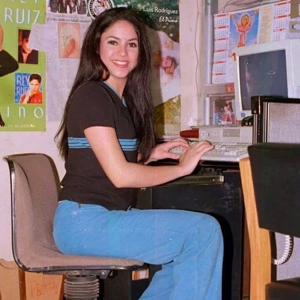 ZamHaberAjans's tweet photo. Shakira, 1995 yılında verdiği pozu yeniden canlandırdı https://t.co/ztbpCFbcln