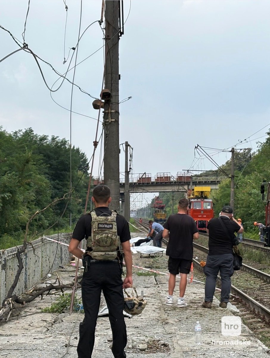 poroshenko's tweet photo. Жодну балістичну ракету збити не вдалося… 
 
На станції Квітнева вісім людей загинули просто на платформі — стояли, чекали ранковий потяг… 
 
Також росіяни били по логістичних центрах, виробництвах, торгівлі — роблять усе, щоб знищити українську економіку. 
 
Але що ми маємо станом на зараз? Немає міністра оборони. Немає міністра закордонних справ. Немає посла в США. Немає закону про укриття. 
 
Порожні крісла в Міноборони та МЗС стоять від 16 липня. Це рівно ті двоє людей, які мали б зараз вибивати у партнерів ракети та щодня стукати у двері Вашингтона, Берліна, Брюсселя. Замість цього — виконувачі обов’язків без мандата, а монобільшість на канікулах до 18 серпня. 
 
Законопроєкт про укриття №15397, який наша фракція подала ще у 2023 році, досі не ухвалений. У липні ми зареєстрували його вдруге: він доопрацьований, з гарантованим доступом до сховищ, з вимогами до їх стану й чіткою відповідальністю балансоутримувачів. 
 
Плани стійкості, незламності та інші плани планів виконані лише на етапах розробки планів. До опалювального сезону менше трьох місяців, тому в умовах відсутності ракет ППО ми маємо посилити захист енергооб’єктів, забезпечити резервне живлення для лікарень і водоканалів, впровадити розподілену генерацію — це треба робити вже! 
 
Дякую ДСНС і медикам, які сьогодні працювали під обстрілами. Дякую поліції, комунальникам, енергетикам, залізничникам, які до ранку відновлювали рух. Дякую нашим силам ППО і всім, хто цієї ночі не спав.  
 
Родинам загиблих — щирі співчуття… Пораненим — якнайшвидшого одужання.