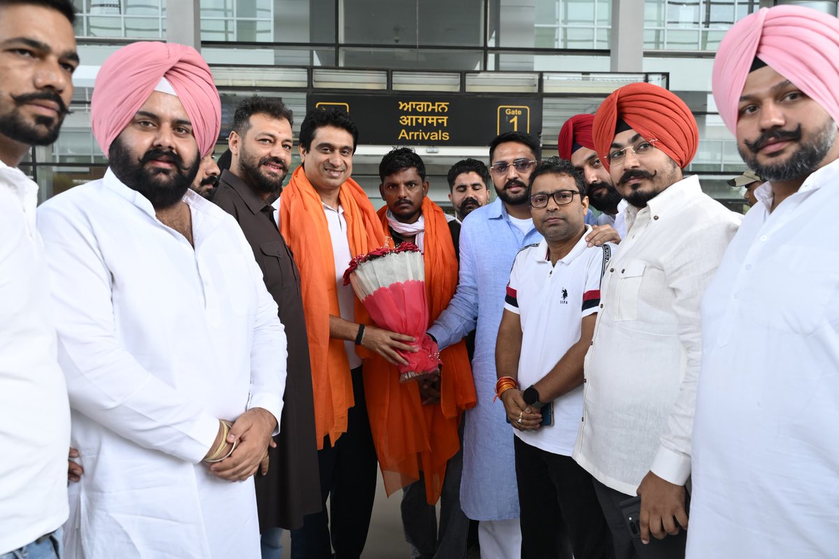 UdayBhanuIYC's tweet photo. चंडीगढ़ एयरपोर्ट पर युवा कांग्रेस के साथियों द्वारा किए गए आत्मीय स्वागत के लिए दिल से शुक्रिया।

मेरे साथ मोहम्मद इरफ़ान जी भी मौजूद हैं 🇮🇳 

हम मिलकर पंजाब में लगातार हो रहे पेपर लीक के खिलाफ छात्रों की गूंज हल्ला बोल प्रदर्शन में शामिल होकर युवाओं की आवाज़ बुलंद करेंगे✊ https://t.co/DY5m63fpBf