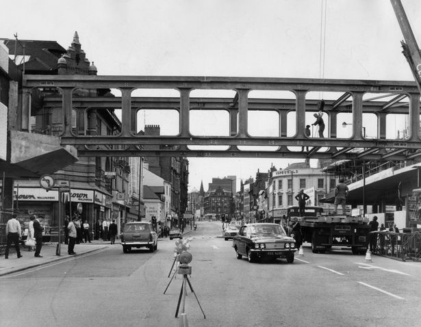 Woodward_SHE's tweet photo. Historic #WorkingatHeight (via @nottslive) The footbridge over Parliament Street being built, Nottingham, 1971 #Safety https://t.co/UIHyv9HrxB