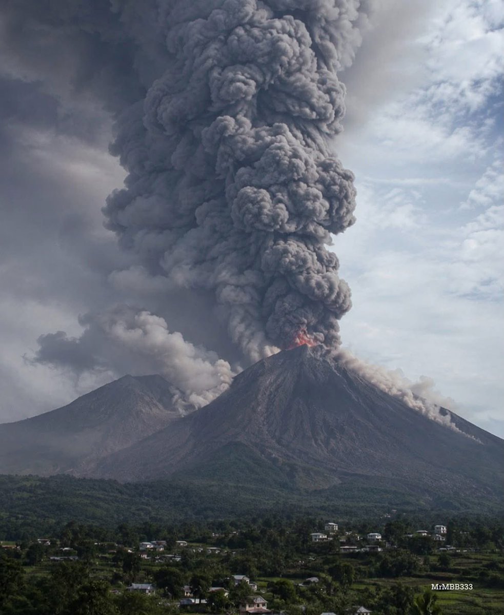 MrMBB333's tweet photo. THOUSANDS ARE EVACUATING AS FUEGO VOLCANO ERUPTS 

One of Central America’s most active volcanoes has erupted again…

Fuego sent towering columns of ash high into the sky, creating dangerous conditions and forcing nearby communities to evacuate as authorities raised the alert level. Ashfall has spread across surrounding areas, and officials continue to watch the volcano closely for additional explosive activity.

When a volcano like Fuego awakens…

Everything around it can change in a matter of minutes.

👇 If you’re in the area, what are conditions like where you are? Stay safe.

#MrMBB333 #Volcano #Guatemala #FuegoVolcano