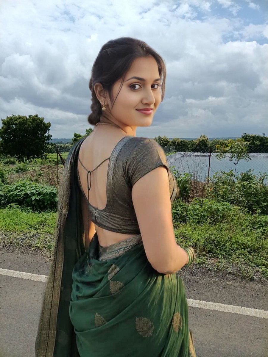 Payaljagdaujco's tweet photo. "नजरेत मोहकता, हास्यात निरागसता, आणि साडीत मराठमोळा रुबाब! ✨"
#GreenSaree #TraditionalLook #EthnicElegance #SareeLove #GraceInGreen #TimelessBeauty #IndianEthnicWear #DesiStyle #ElegantVibes #NatureAndBeauty #SmileThatShines #BeautyInSimplicity #MarathiMulgi #PicturePerfect https://t.co/VbleaSgUgd