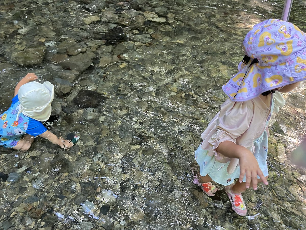 hpWID12's tweet photo. 幼稚園仲良いメンバーで川行ってきた🏞
お昼お弁当持ってったらまさかのみんなおかしめっちゃ持ってきてガチ弁当うちだけでww娘めっちゃ食べさせてもらってるしwww差し出すものなくて詰みwww陰キャ勉強になりましたwww https://t.co/eG79Rn9eL4