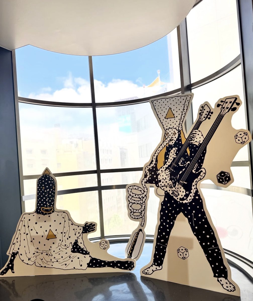 TOWER_Shibuya's tweet photo. 【Angine De Poitrine】FUJI ROCK FESTIVAL’26出演での初来日を記念して、Angine De Poitrine等身大パネル展示と、フォトスポットの実施が決定しました！🤍🖤

TOWER VINYL SHIBUYA(タワーレコード渋谷店6F)にて展示中🎸🥁
FUJI ROCK FESTIVAL’26でも熱狂のステージをみせてくれた、#AngineDePoitrine!

KlekとKhnとぜひ一緒に📸
2人とご来店お待ちしております🥰（ウ）
https://t.co/PvWkIfXhYf
@AngineDPoitrine