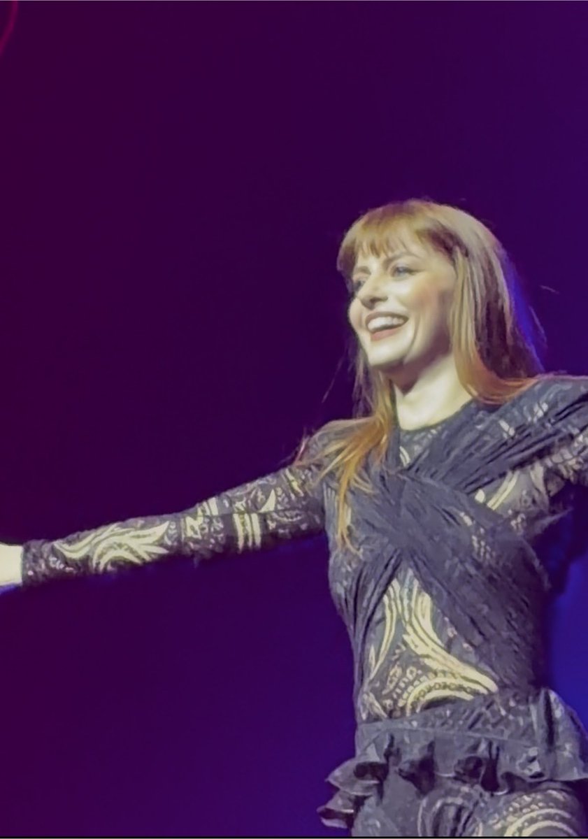 _sofiaa28_'s tweet photo. Auguri a te @NaliOfficial che da quando sei entrata a far parte della mia vita mi hai insegnato quanto un concerto possa diventare quel posto in cui sentirsi giusti al momento giusto
Ti auguro che tu possa guardarti sempre con lo stesso orgoglio negli occhi con cui ti guardo io♥️ https://t.co/Ls4XMzb0om