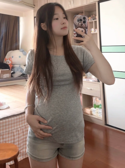 shunyy00's tweet photo. 有人會喜歡我這樣的孕婦嗎？🤰
還是大家都比較喜歡瘦瘦的女生？
如果是你，
會想認識我嗎？ https://t.co/T3ST873vXP