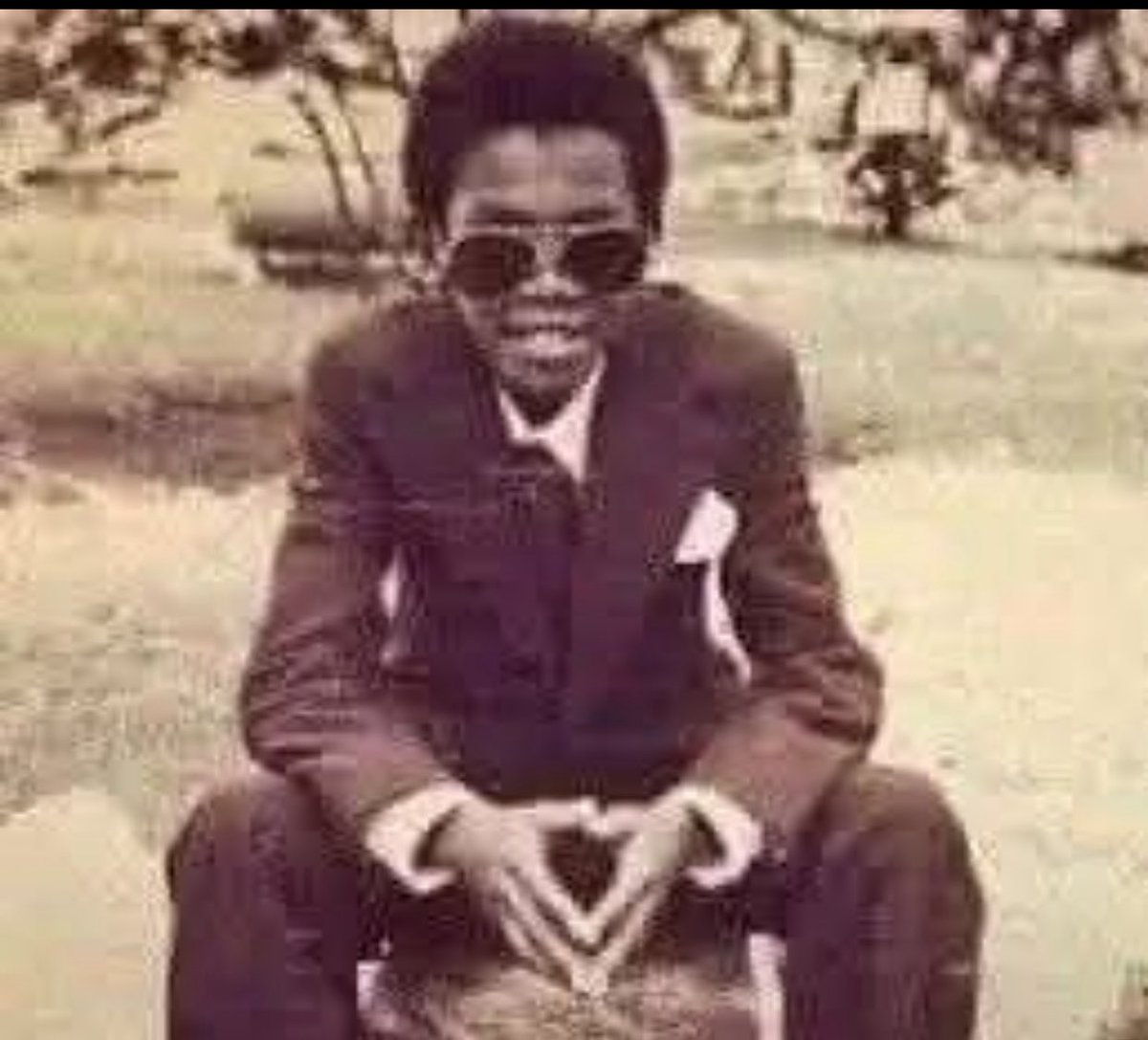 ChinasaNworu's tweet photo. VIDEO: "It's a new documentary that has been produced, it's tittled, 'THE NATION BUILDER', and it's on Bola Tinubu... my disagreement is that my photograph as a twelve year old was used as his photograph... in other words, they couldn't find his own photographs as a young person, and they now took my own photograph."

- Donald Duke 
Former governor of Cross Rivers state. 

Me - Tinubu ! Tinubu !
@radiobiafralive 
@NGRPresident 
@AP 
@NGRSenate