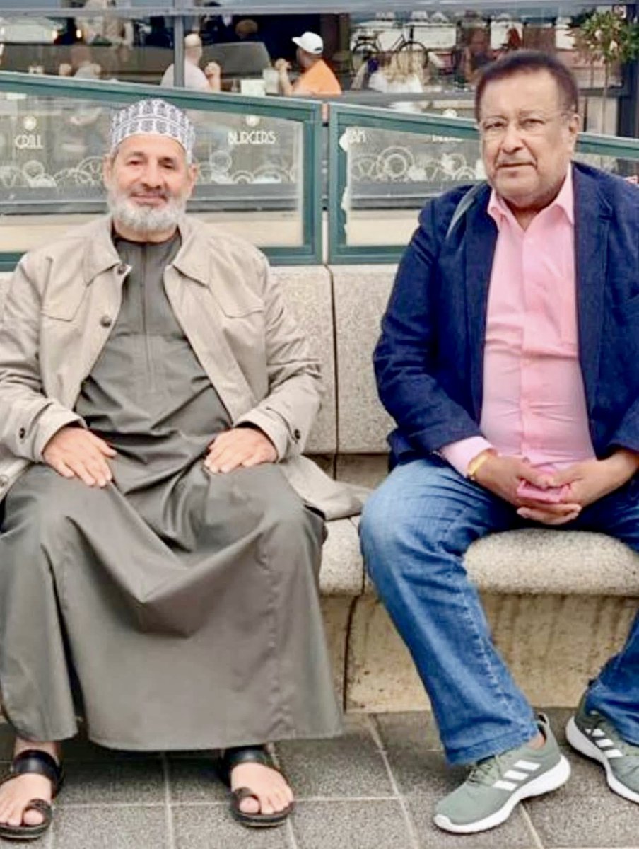 AlsiyabiHamood's tweet photo. الشاعر ذياب العامري يحفز الوتر الصنعاني ليصدح للباسِقاتِ بِمَدِّ الشَّوْفِ
—————————-
حمود بن سالم السيابي 
—————————-
كانت عقارب الساعات تتسابق نحو النصف الثاني من الليل حين وَمَضَتْ شاشة هاتفي و على الطرف الآخر للخط الشيخ ذياب بن صخر العامري.
لم أتفاجأ بتوقيت الاتصال فالأستاذ العامري كالمطر لا بد وأن أفرح بهطوله العابر للوقت.
ولم أسأله عن أي بلد في الكون حمله صيف هذا العام فأحباب الأستاذ بامتداد الوطن الكبير ورفاق دربه يعرفون خرائط مواسمه.
إنه ككل عام في "سخيفننجن" حيث يتكسُّر الموج المالح لبحر الشمال منهيا تطوافا بين أكثر من عاصمة ليعود كطائر مهاجر إلى الغصن الهولندي الأثير.
وإنه ككل مرة يباغت حقول أوروبا بمطر قوافيه فتتلاقى الروافد عند مصابها السنوية في هولندا لترفد أنهار "الراين والميز وشيلد ولافادو" فتشرب حقول الزنبق والتوليب مطر القصائد.
دار الحديث باتجاه دوران الطواحين في الأراضي المنخفضة فتباطأ الليل.
وكان كبير المذيعين يتحدث من مستقرِّه البعيد في "سخيفننجن" وفي نبرة الصوت "نشرة العاشرة".
دعاني في ثنايا الحديث للَّحاق به في "سخيفننجن" وكانت الدعوة مغرية لرؤية الجسر الذي يعلقه مرح الصيف فوق زبد البحر كل موسم.
وهي فرصة لزيارة بلد الشاعر "ريمكو كمبرت" واحتساء القهوة في ميدان "رامبرانت" حيث رسام هولندا يضيف بألوانه قنوات جديدة لنهر "الأمستل".
واصل الأستاذ تدفقه الهاتفي وواصلت الإنصات للخبر تلو الخبر ليكمل "نشرة العاشرة". 
وجدد الدعوة لقهوة "بج بل" وأجواء قصيدة "باتريشيا" لنكمل لقاءات جمعتنا قبل أعوام.
أغلق الهاتف ليتبع المكالمة برابط صوتي لرائعته "صافَيْتِنِي الوُدَّ" وكأنَّ الكلمات قد فُصِّلت على مقاس الصوت الصنعاني الآسر لجميلة سعد ، كما سبكها الأستاذ ذياب وصقلها الصائغ نسيم عنبة :

صافَيْتِنِي الوُدَّ أعوامًا وأعواما
وكُنتِ لي وَحيَ أشعـاري وإلْـهـامـا. 

وكُنتِ لي واقِعًا حَيًّا أُلامِسُهُ
ومُرتَجٰى الأمَلِ الآتي وأحلاما

أعدتُ الرابط مرات ومرات وأنا أستذكر قصة أبي صخر مع "كمنجة" أستاذه محمد أحمد با عبّاد في غيل باوزير عام ١٩٦٢م يوم امتشقها الطالب ذياب بدافع الفضول المغلف بالحب والبر والوفاء لأستاذه لأجل التقاط صورة مع كمنجة الأستاذ.
يومها لم يدر في خلد الطالب ذياب العامري أن أمثال هذه الكمنجة وغيرها من الآلات الوترية ستحلِّق في سماوات العرب بكلمات شاعر عماني كبير من حيل العوامر وستشنِّف أشعاره مليون أذن.
واصلتُ الاستماع لكلمات عاشق يسكنه الوطن حتى نخاع النخاع ، ولحنجرة غرِّيدة اليمن جميلة سعد وهي تغني لعمان بحب وكأنها حادي القافلة في أول مسير لها من مأرب إلى عمان.
ومن مدخل عاطفي ساحر "لصافَيْتِنِي الوُدَّ" إلى ذروة التغني بمفردات الوطن:

عُمانُ يا مَوْطِنَ الأحرارِ كَمْ عَرَفَتْ
عنكِ المآثِرُ تصميمًا وإقداما

تَحكي قِلاعُكِ للتاريخِ مَلْحَمَةً
ضِدَّ الغُزاةِ ومَنْ حولَ الحِمٰى حاما

أَنّٰى نَظَرتُ جمالٌ فيكِ يأْسِرُني
أَسْرَ الطبيعةِ غِـزلانًا وآراما

فالباسِقاتُ بِمَدِّ الشَّوْفِ في سَمَقٍ
زاهٍ يَمِدنَ إذا صادَفْنَ أَنساما

ومن رابط صنعاني بصوت الفنانة جميلة سعد إلى رابط حضرمي لنفس الغرِّيدة وهي تصدح بكلمات الأستاذ ذياب "يقولون الهوى متعب وقاسي" إلى رابط ثالث تعيد فيه حنجرة اليمن الخارجة من احترابات الساسة والسياسة بشموخ جبال "أيوب وشعيب ورداع" ما سبق وأداه الراحل سالم علي سعيد"سلوه كيف يرضى أن يلينا".
ثم برابط باذخ بصوت المطرب محمد المخيني المشبع بملح بحر العفية ورأس الميل للأغنية الخالدة "ماذا يضيرك لو عشقتك مرة".
أغلقت الجواهر الصوتية الثمينة لذياب العامري ليتعاظم الشعور بأن ميكرفون الإذاعة وشاشة التلفزيون والحوارات التلفزيونية مع القادة العرب والأجانب مجرد محطات في السيرة الثرية لأستاذنا العامري الذي جاء إلى الإعلام تسبقه قصائده ، وغادر موقعه وهو يتأبط عددا من الدواوين ، فالشاعر الكبير في ذياب العامري قبل المذيع الكبير.
وحين تحلِّق جميلة سعد بكلمات شاعر كالأستاذ ذياب العامري إنما تعبِّر عن ذائقة عالية في ترصيع مسيرتها الفنية وتعشيقها بهذه الجواهر الكريمة.
وحين يفصِّل الأستاذ العامري كلمات بحماس الرزفة العمانية وعذوبة المقامات الصنعانية وزُهُوِّ البرع الحضرمي إنما يعبر عن توظيف القوة الناعمة في تعزيز وشائج الجغرافيا وروابط التاريخ.
وتبقى "أنتِ المحبة يا عمان" أجمل ما يختتم به حديث الشعر والوتر :

"ولئـن ذوى عــود الزمان بـأمـةٍ
يبـقى زمانـكِ للـورى أبـريــلا

لا تـسأليـني أن أؤول لـوعــتي 
فالشـعر يأبى البـوح والتـأويـلا

هـل تصبـحين حبـيبتي وخليلـتي
فـبـدون وُدّكِ لا أود خليــــلا

أنـتِ المحبـة يا عمـان ولا أرى
من غير حبـك يـا عمـان بديــلا
————————
*الجبل الأخضر ٥ أغسطس ٢٠٢٣م.
**يذكرني به الفيسبوك فأعيد النشر.