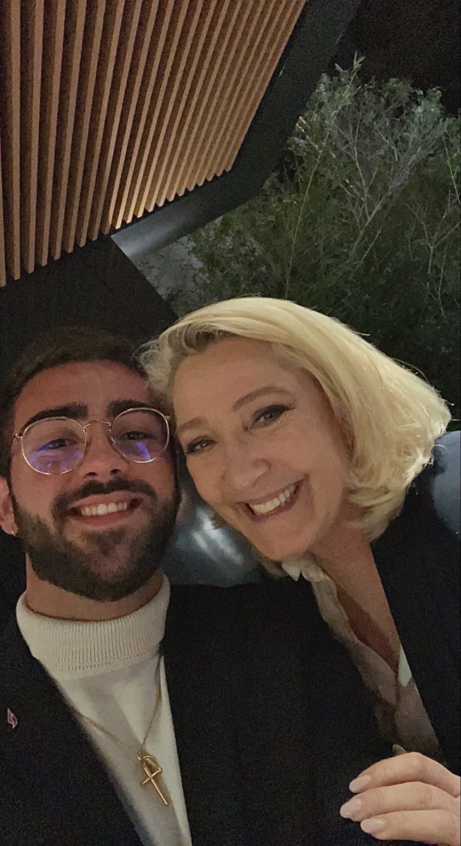 Chris_Gerard24's tweet photo. Joyeux anniversaire @MLP_officiel ! ❤️ https://t.co/aX31NYZtrO