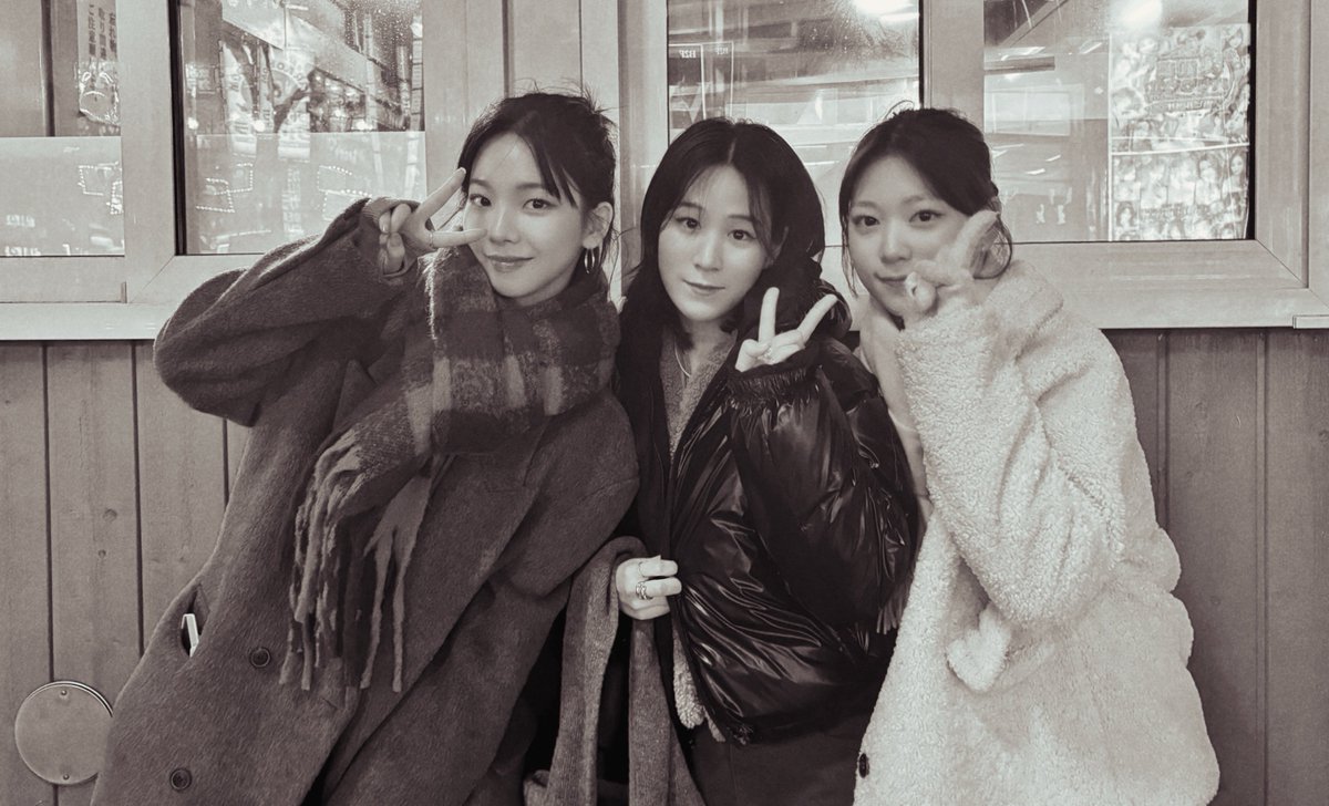sammybluu411's tweet photo. OP shared a story of her and her friend met Karina in Sapporo 2 years ago.
"In January 2024, after watching First Love (Hatsukoi), me and my best friend immediately booked a flight to Sapporo.

After finishing our Biei tour, we went to a Jingisukan (grilled lamb) restaurant for a late dinner around 7-8 p.m. While we were waiting outside, a group of 5-6 men pointed toward inside of the restaurant and asked, "Doesn't that look like Karina?". And she looked exactly like Karina, but I kept thinking why would Karina be here? Then, a staff member seated us right at the table next to hers. The moment I heard her voice, I knew it was really her.

I kept debating whether I should talk to her. About an hour later, after gotten a little tipsy, I cautiously asked, "Excuse me... are you Karina?" Thankfully, she greeted me warmly and we even clinked beer glasses together. We chatted for a little while about various things, before we left, she even paid for our meal.

Sapporo is the best. Karina is the best. And Karina's friend is the best, too."