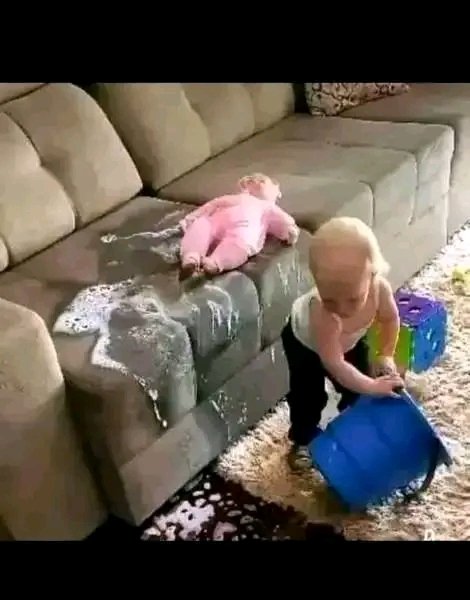 alonad36167's tweet photo. What a wonderful helpmate mom has here!

This holiday period, once everywhere is unusually very quiet during the day, PLEASE look out for the kids...

It's either they are up to something or something is up to them...

Their Silence is never Golden oooooo 

😁😁😁😁😁😁 https://t.co/DI8zUwd4St