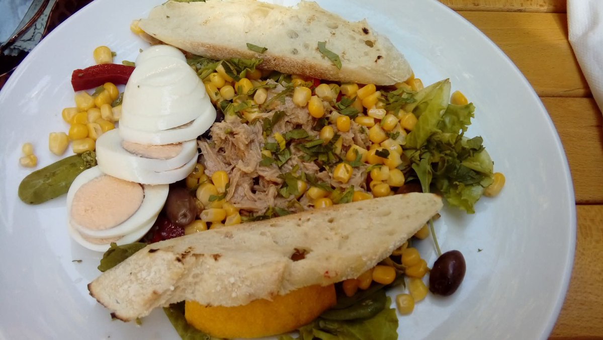 xyzwtf_55's tweet photo. Lunch out at Manuc Inn
To damn hot to cook😏
#heatwave https://t.co/wxu4EMuNP1