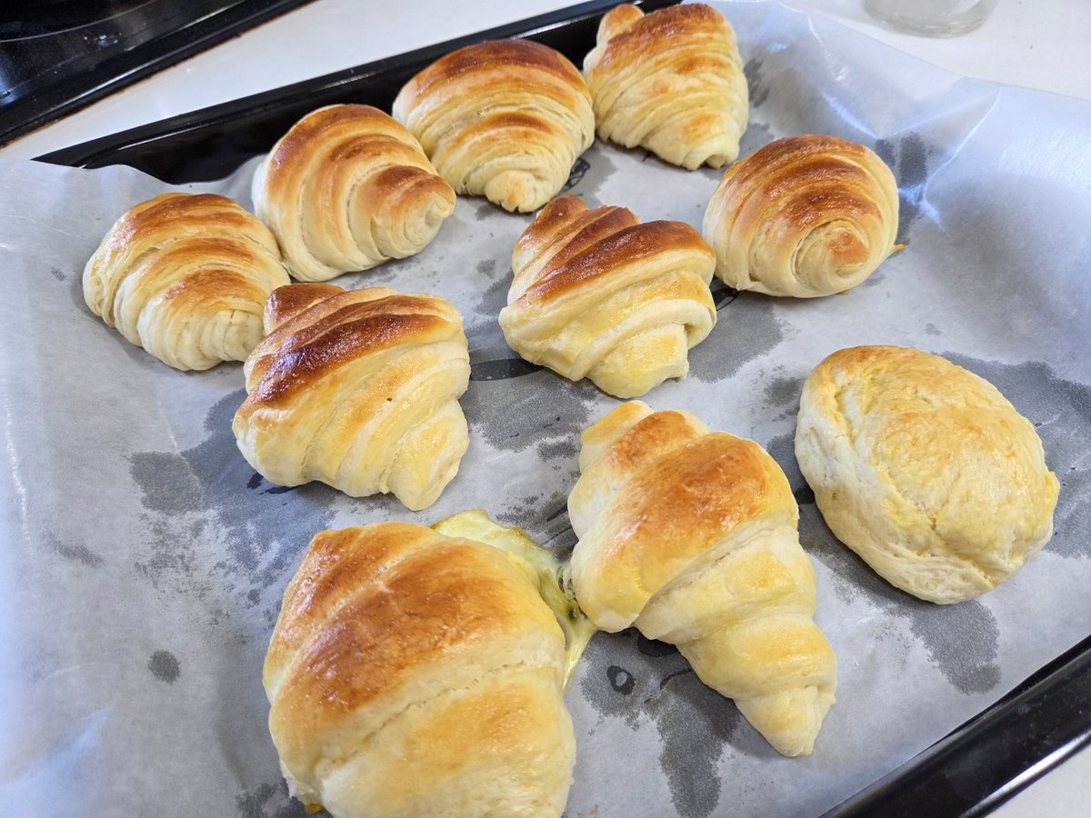 Type_Kaga_CV's tweet photo. お疲れ様です。こんばんは
本日の料理「クロワッサン🥐」になります！

大分時間がかかりましたが、なんとかできましたw

晩御飯は「冷やし肉うどん」です。

そして、うちで取れたイチゴです。

お納めください。

#たわけ配信
#料理配信
#飯テロ
#男飯
#クロワッサン
#冷やし肉うどん https://t.co/867xiLXvl8