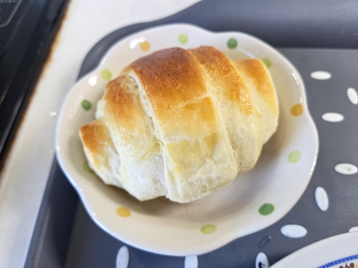 Type_Kaga_CV's tweet photo. お疲れ様です。こんばんは
本日の料理「クロワッサン🥐」になります！

大分時間がかかりましたが、なんとかできましたw

晩御飯は「冷やし肉うどん」です。

そして、うちで取れたイチゴです。

お納めください。

#たわけ配信
#料理配信
#飯テロ
#男飯
#クロワッサン
#冷やし肉うどん https://t.co/867xiLXvl8