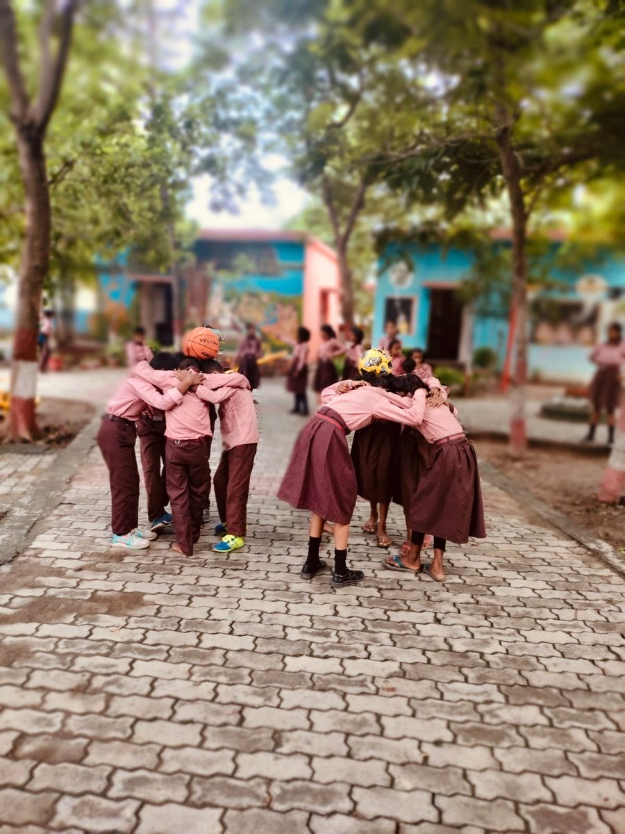 basicshiksha_up's tweet photo. सरोजनीनगर विकासखंड के कंपोजिट विद्यालय पहाड़पुर में बच्चे Balancing Activity के माध्यम से संतुलन, एकाग्रता और शारीरिक समन्वय जैसे महत्वपूर्ण कौशल विकसित कर रहे हैं।

खेल-खेल में सीखने की यह प्रक्रिया बच्चों के सर्वांगीण विकास को नई दिशा दे रही है।

#SchoolEducation #SamagraShiksha #BasicEducationUP #BasicShikshaUP