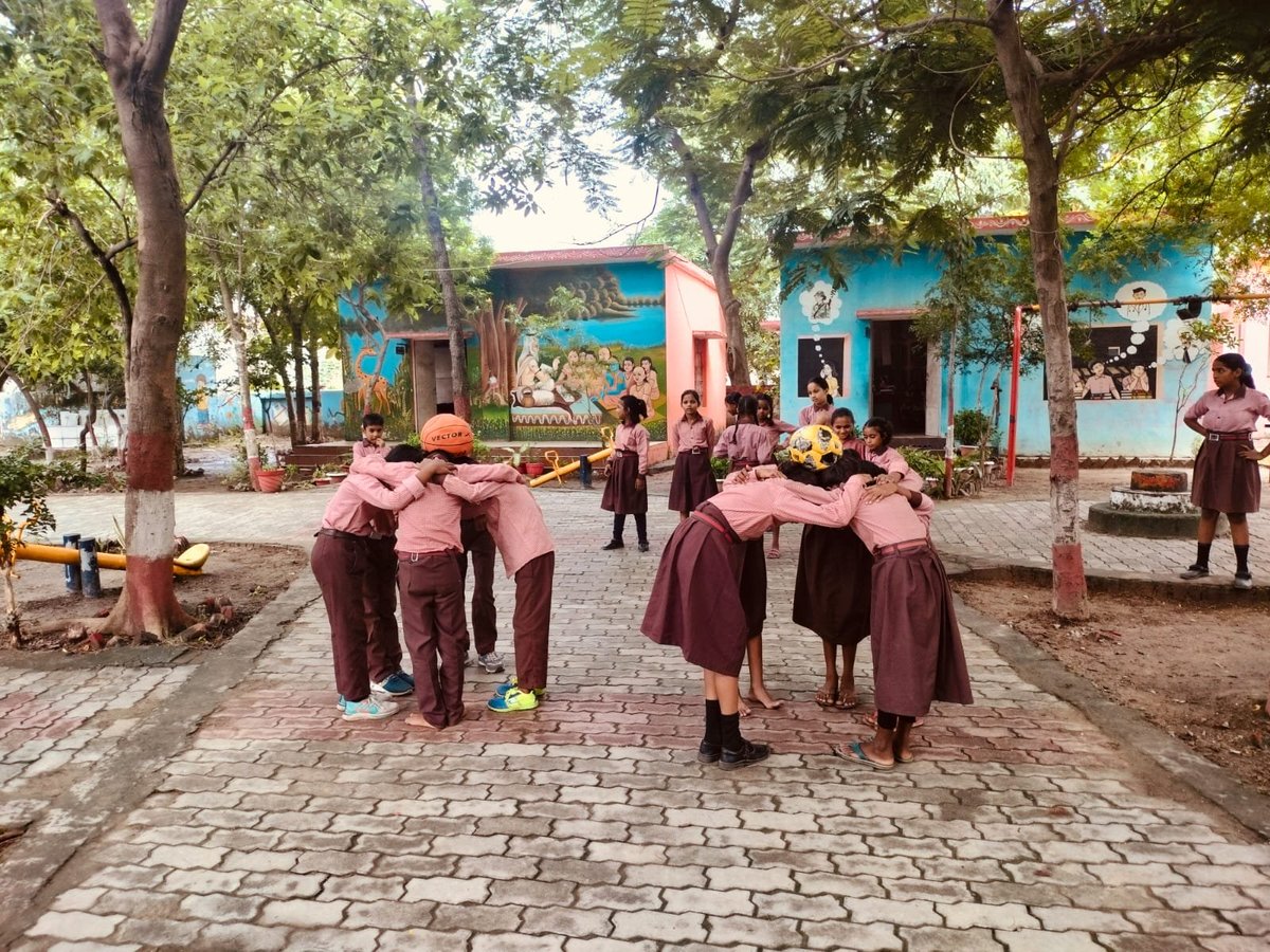 basicshiksha_up's tweet photo. सरोजनीनगर विकासखंड के कंपोजिट विद्यालय पहाड़पुर में बच्चे Balancing Activity के माध्यम से संतुलन, एकाग्रता और शारीरिक समन्वय जैसे महत्वपूर्ण कौशल विकसित कर रहे हैं।

खेल-खेल में सीखने की यह प्रक्रिया बच्चों के सर्वांगीण विकास को नई दिशा दे रही है।

#SchoolEducation #SamagraShiksha #BasicEducationUP #BasicShikshaUP