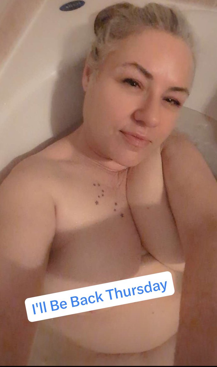 LadyLanaxo's tweet photo. ๐ SELF-CARE-#HumpDay
I love my baths #PamperDay #MeTime #Dayoff
#LLxo๐ "What's your favorite way to relax?" I'd Love to know.๐ https://t.co/fhF9HDmfdj