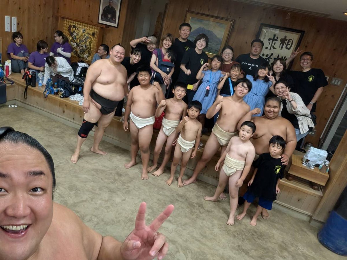 igarashsumoclub's tweet photo. 🌻夏🌻思い出☀️☀️😊😊

相撲部屋解放in木瀬部屋😁😁

五十嵐相撲倶楽部😃7名選手稽古に参加💪
お相撲さんに胸を出していただき、選手たちにとっていい経験になりました‼️木瀬部屋の皆様ありがとうございました https://t.co/0gEtPL7Zrz