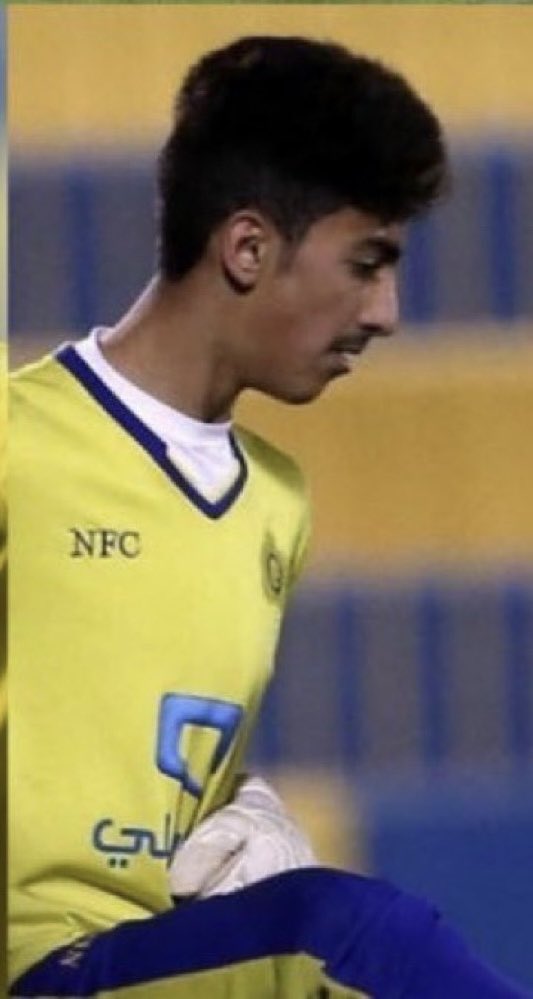 44marri's tweet photo. وجهت نظري في موضوع نواف العقيدي 

النادي اللي يفرّط في أبناءه يخسر أكثر مما يتوقع.
الغريب أن بعض إعلام الهلال يطالب بخروج نواف العقيدي من النصر، لأنهم يعرفون أن وجوده معهم سيكون مكسبًا كبيرًا، ولو انتقل للهلال فسيصبح الحارس الأول بينما النصر هو الأولى بالاستفادة من ابن ناديه.

الأغرب أن النصر جدّد عقود لاعبين مثل الخيبري وغريب، ومع ذلك تُثار التحفظات عندما يصل الحديث إلى تلبية متطلبات العقيدي، رغم أنه أصغر سنًا، وأفضل فنيًا في نظر كثير من الجماهير، وقادر على خدمة النادي لسنوات طويلة.

وش يمنع النادي يعطيه متطلباته ويرفع راتبه؟ إذا كان عندك حارس سعودي بهذه الجودة، فأنت توفر على نفسك التعاقد مع حارس أجنبي بمبالغ ضخمة، وتستفيد من خانة الأجنبي في مركز آخر يحتاجه الفريق أكثر.
العقيدي ليس مجرد لاعب، بل مشروع طويل الأمد، والمحافظة عليه تصب في مصلحة النصر قبل أي طرف آخر. التفريط فيه لن يكون خسارة فنية فقط، بل سيكون مكسبًا مباشرًا لأي منافس يحصل عليه.
ابن النادي أولى بالدعم والثقة، وليس بأن يُفتح له باب الرحيل ليقوي منافسًا مباشرً فالنهاية بالنسبه لي نواف العقيدي يستاهل متطلباته ولازم النصر يجدد معه .