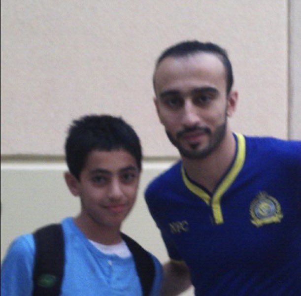 44marri's tweet photo. وجهت نظري في موضوع نواف العقيدي 

النادي اللي يفرّط في أبناءه يخسر أكثر مما يتوقع.
الغريب أن بعض إعلام الهلال يطالب بخروج نواف العقيدي من النصر، لأنهم يعرفون أن وجوده معهم سيكون مكسبًا كبيرًا، ولو انتقل للهلال فسيصبح الحارس الأول بينما النصر هو الأولى بالاستفادة من ابن ناديه.

الأغرب أن النصر جدّد عقود لاعبين مثل الخيبري وغريب، ومع ذلك تُثار التحفظات عندما يصل الحديث إلى تلبية متطلبات العقيدي، رغم أنه أصغر سنًا، وأفضل فنيًا في نظر كثير من الجماهير، وقادر على خدمة النادي لسنوات طويلة.

وش يمنع النادي يعطيه متطلباته ويرفع راتبه؟ إذا كان عندك حارس سعودي بهذه الجودة، فأنت توفر على نفسك التعاقد مع حارس أجنبي بمبالغ ضخمة، وتستفيد من خانة الأجنبي في مركز آخر يحتاجه الفريق أكثر.
العقيدي ليس مجرد لاعب، بل مشروع طويل الأمد، والمحافظة عليه تصب في مصلحة النصر قبل أي طرف آخر. التفريط فيه لن يكون خسارة فنية فقط، بل سيكون مكسبًا مباشرًا لأي منافس يحصل عليه.
ابن النادي أولى بالدعم والثقة، وليس بأن يُفتح له باب الرحيل ليقوي منافسًا مباشرً فالنهاية بالنسبه لي نواف العقيدي يستاهل متطلباته ولازم النصر يجدد معه .