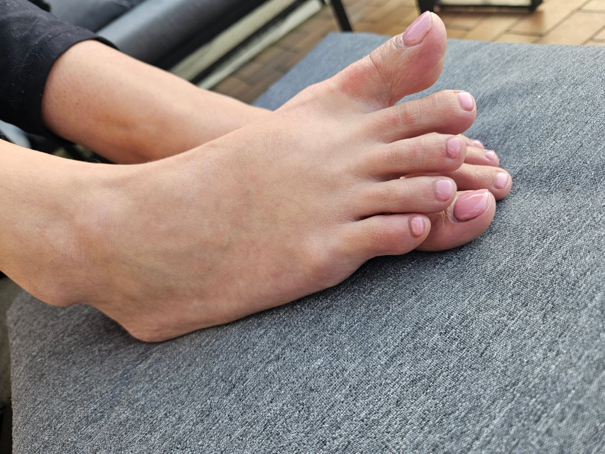 TipTapToesXO's tweet photo. Relaxed feet and a soft pink finish 💗 #feetpics #barefeet https://t.co/0WXEE6H07k