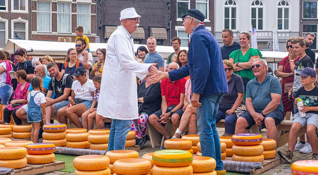 RaymondAarsman1's tweet photo. Hoe #Gouda de kaas weer aan de kaasstad probeert te koppelen. Het is een stad in met een rijke handelshistorie, die van oudsher draaide rond #kaas. "Je hebt Duitse Gouda, Belgische, Franse en Amerikaanse," zegt Leo Vergeer. "Maar wij hebben Gouda Holland https://t.co/UVQrgJ2OIV https://t.co/RhUV2p41xJ